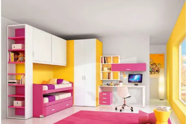 Cameretta a ponte con cabina in laccato bianco giallo e fucsia di Ferrimobili