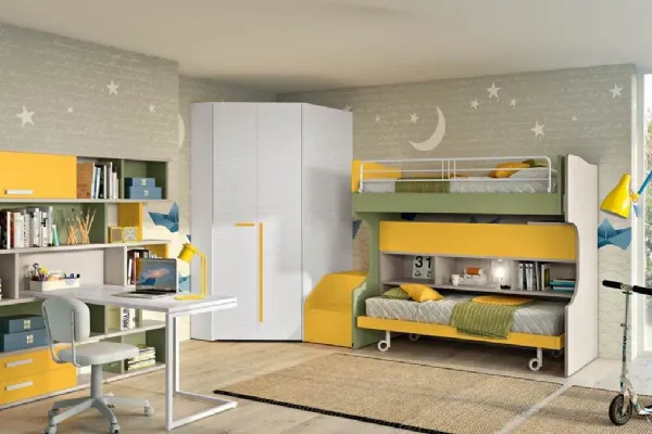 Cameretta a soppalco con finitura legno chiaro e laccato giallo/verde di Ferrimobili