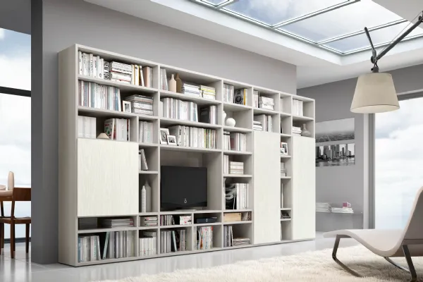 Libreria con ante di varie misure moderna con spazi a giorno di varie forme