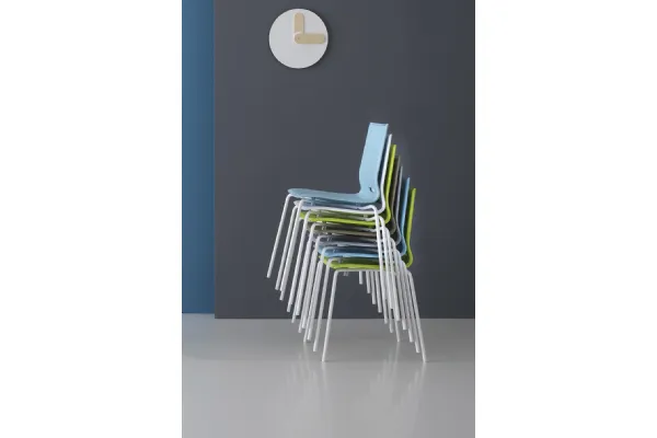 Sedia impilabile con seduta in plastica moderna Elena di Pointhouse