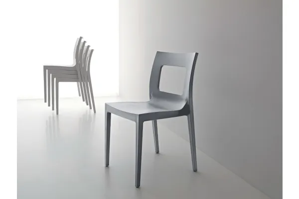 Sedia non fissa adatta all'uso esterno in plastica Lucy di Pointhouse