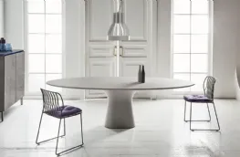Tavolo ovale fisso con base in cemento e piano in vetro Podium di Bontempi