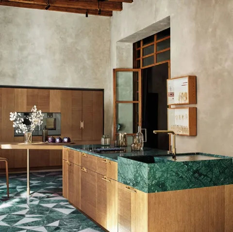 Cucina Design con isola e penisola Intarsio Art & Order in Rovere Mediterraneo con top in marmo Verde Guatemala di Cesar