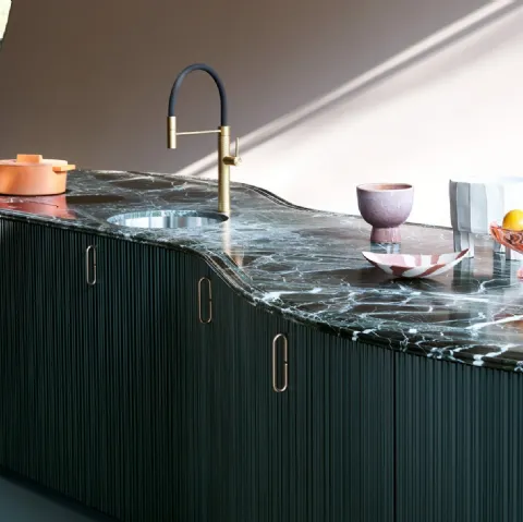 Cucina Design a isola Tangram 02 in laccato opaco con top in marmo di Cesar