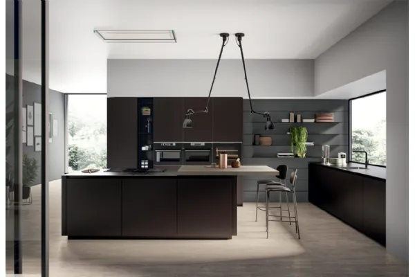 Cucina con boiserie, isola centrale con tavolo in laminato Glass 2.0 di Arredo 3