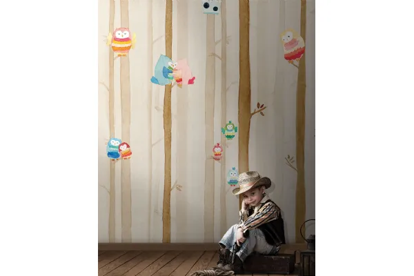 Carta da parati per camerette con gufetti colorati nel bosco Dakota di London Art