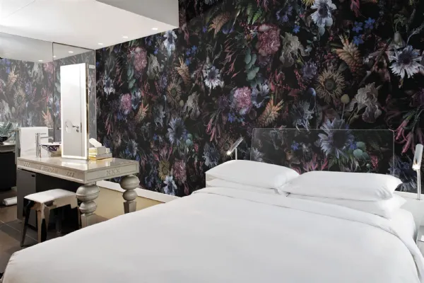 Carta da parati con fiori colorati su fondo scuro Rio di London Art