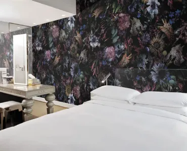 Carta da parati con fiori colorati su fondo scuro Rio di London Art