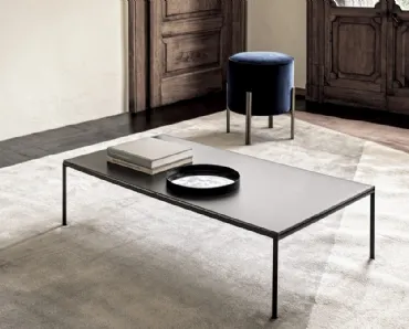 Tavolino Diagonal con piano in cristallo e base in acciaio laccato di Bontempi