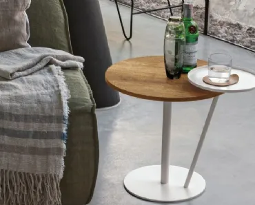 Tavolino Eclisse in materico rovere carbone e laccato opaco bianco gesso di Tomasella