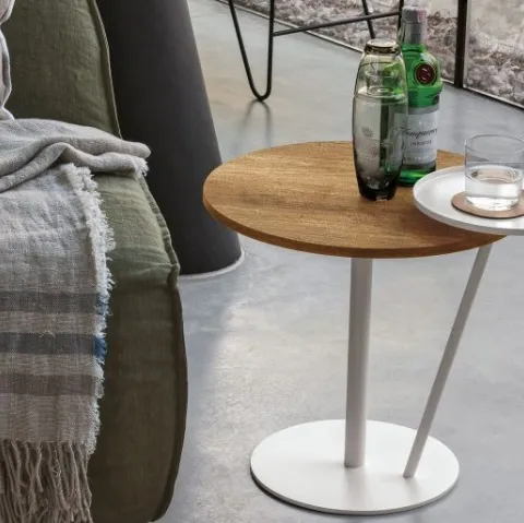 Tavolino Eclisse in materico rovere carbone e laccato opaco bianco gesso di Tomasella