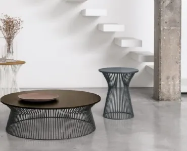 Tavolino Brigitte con struttura in metallo e top in materico rovere carbone di Tomasella