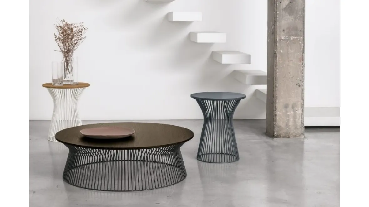Tavolino Brigitte con struttura in metallo e top in materico rovere carbone di Tomasella