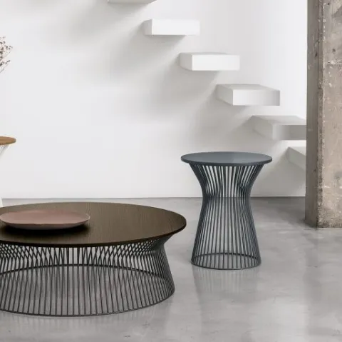 Tavolino Brigitte con struttura in metallo e top in materico rovere carbone di Tomasella