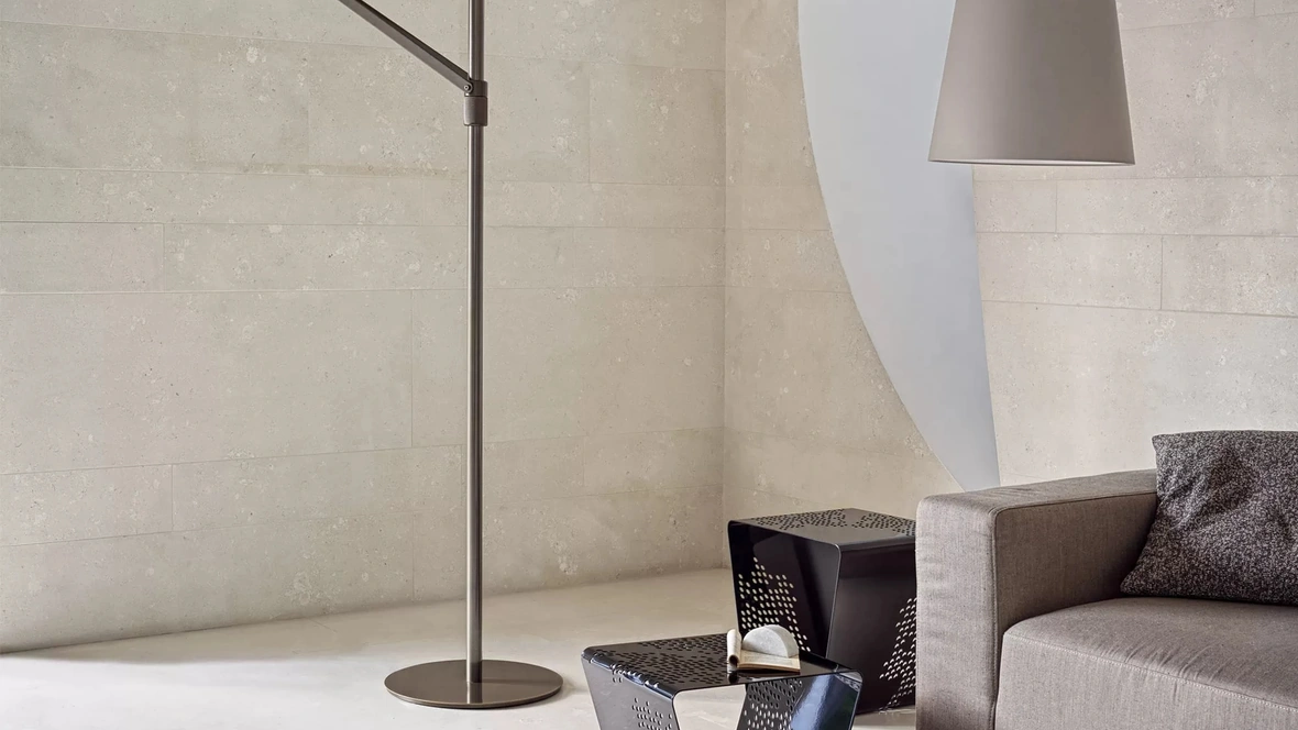 Lampada da terra Cloe con paralume in tessuto e struttura in acciaio laccato di Bontempi