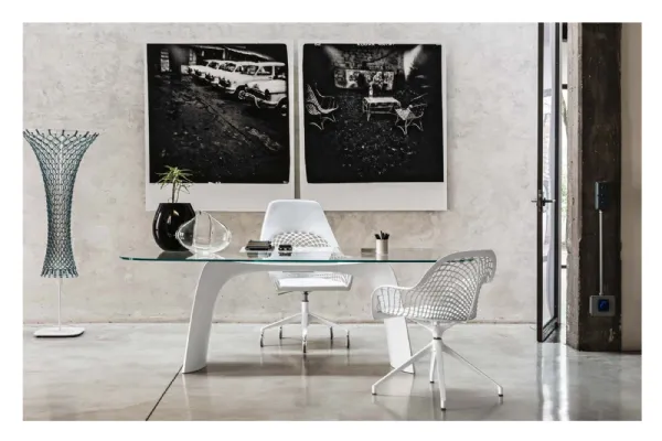 Lampada in metallo con rete in cuoio Guapa Floor Lamp di Midj