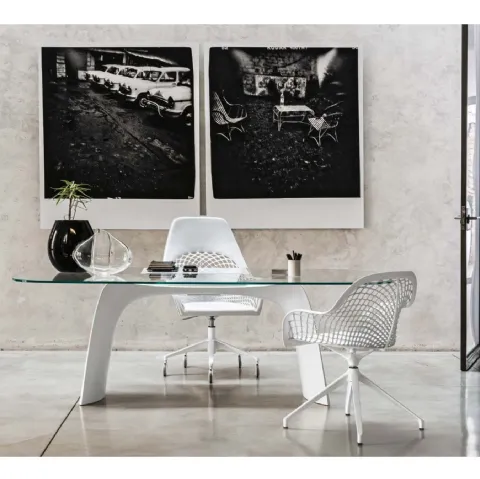 Lampada in metallo con rete in cuoio Guapa Floor Lamp di Midj