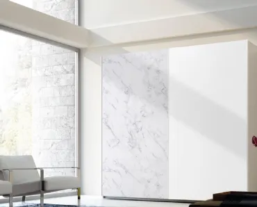Armadio Anta Scorrevole in laccato opaco bianco e in materico effetto marmo di Carrara 28D di Ferrimobili