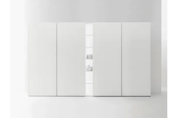 Armadio dispensa in essenza natural wood con ante complanari di Caccaro