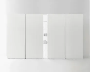 Armadio dispensa in essenza natural wood con ante complanari di Caccaro