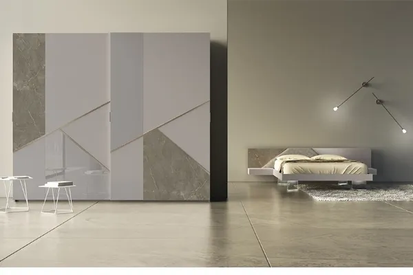 Armadio Comp 12 in laccato opaco con inserti in ceramica, vetro e bronzo graffiato di Voltan