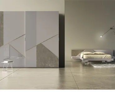 Armadio Comp 12 in laccato opaco con inserti in ceramica, vetro e bronzo graffiato di Voltan