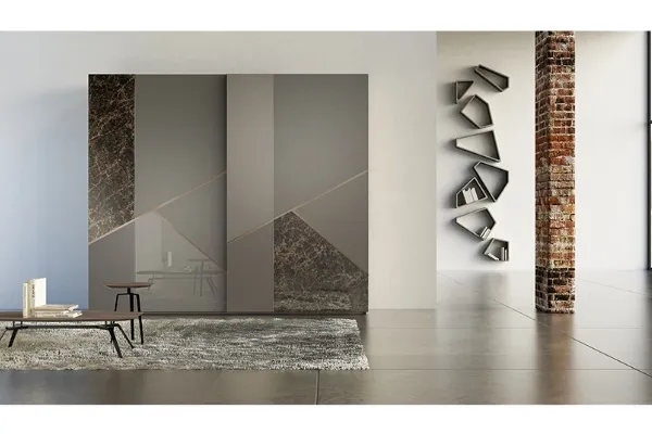 Armadio Comp 13  in laccato opaco con inserti in ceramica, vetro e bronzo graffiato di Voltan
