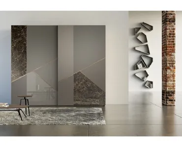 Armadio Comp 13  in laccato opaco con inserti in ceramica, vetro e bronzo graffiato di Voltan