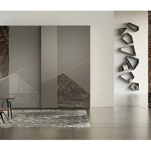 Armadio Comp 13  in laccato opaco con inserti in ceramica, vetro e bronzo graffiato di Voltan