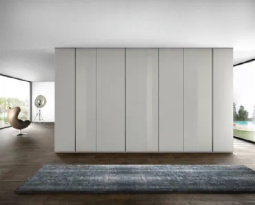 Armadio a muro a tutta altezza in laccato grigio chiaro e vetro Comp 10 di Voltan