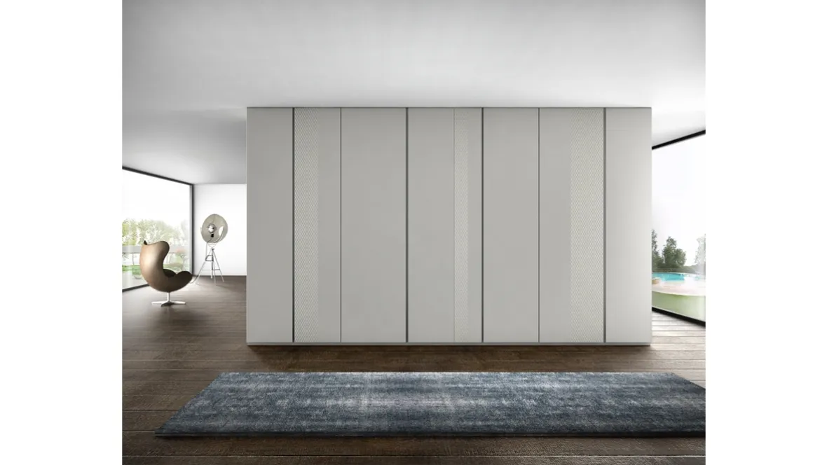 Armadio a muro a tutta altezza in laccato grigio chiaro e vetro Comp 10 di Voltan