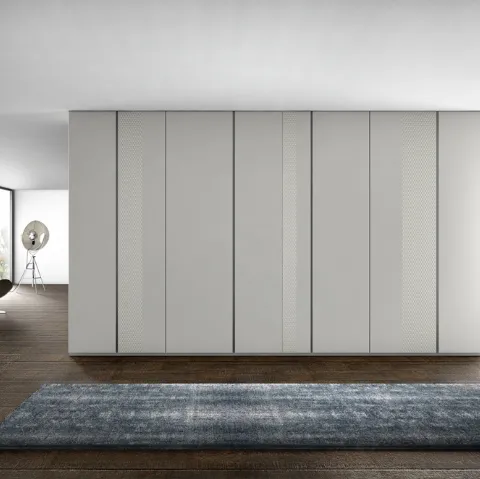 Armadio a muro a tutta altezza in laccato grigio chiaro e vetro Comp 10 di Voltan