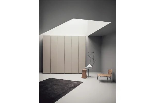 Armadio Gola Battente in laccato opaco con anta delimitata da un profilo metallico che funge da maniglia di Md House
