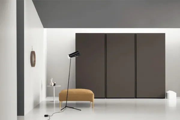 Armadio Gola Scorrevole in laccato opaco con anta delimitata da un profilo metallico che funge da maniglia di Md House