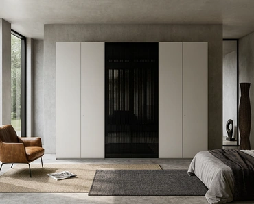 Armadio Loft laccato con ante lucifer centrali in vetro di Voltan