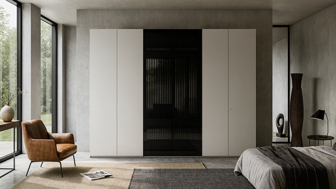 Armadio Loft laccato con ante lucifer centrali in vetro di Voltan