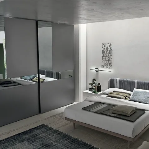 Armadio Cristal in laccato opaco antracite con ante specchio grigio e grigio satinato di Tomasella