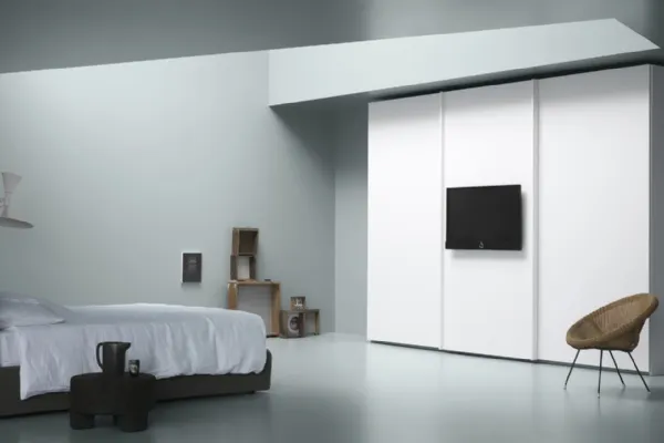 Armadio con ante scorrevoli porta TV in laccato bianco opaco TV Out di Md House