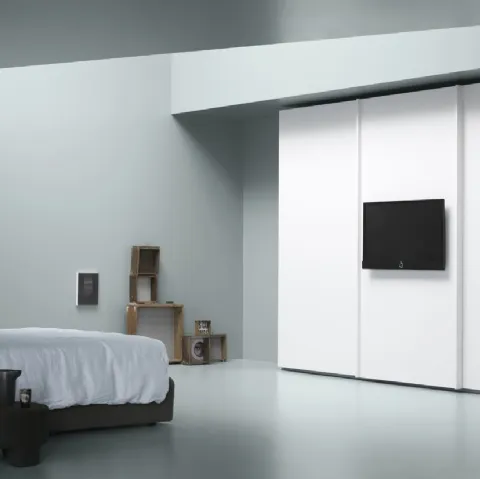 Armadio con ante scorrevoli porta TV in laccato bianco opaco TV Out di Md House
