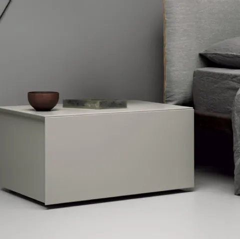 Comodino dalle linee essenziali in laccato grigio opaco Simple di Md House