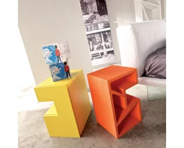 Comodino di design Space in laccato giallo o cemento laccato arancione di Voltan