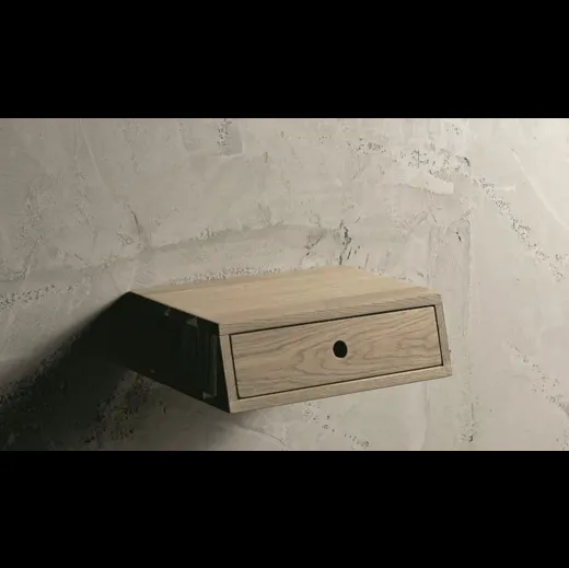 Comodino in legno sospeso Cut a parete di Alta Corte