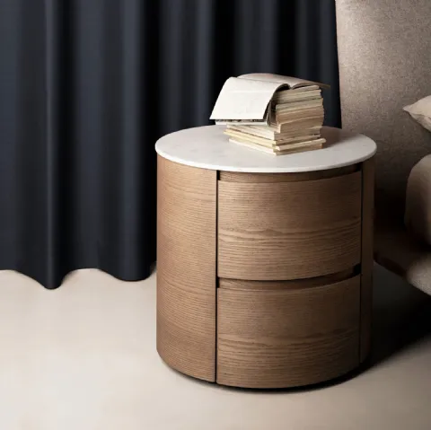 Comodino dalla forma circolare Orbit Marmo in impiallacciato frassino con top in marmo Calacatta Oro di Md House