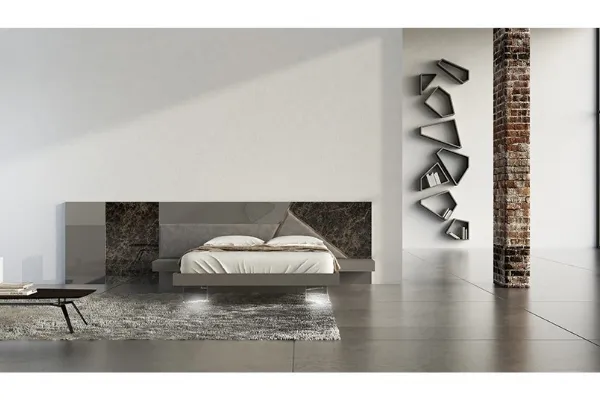 Letto con testiera in laccato opaco, ceramica e bronzo graffiato Alicante di Voltan