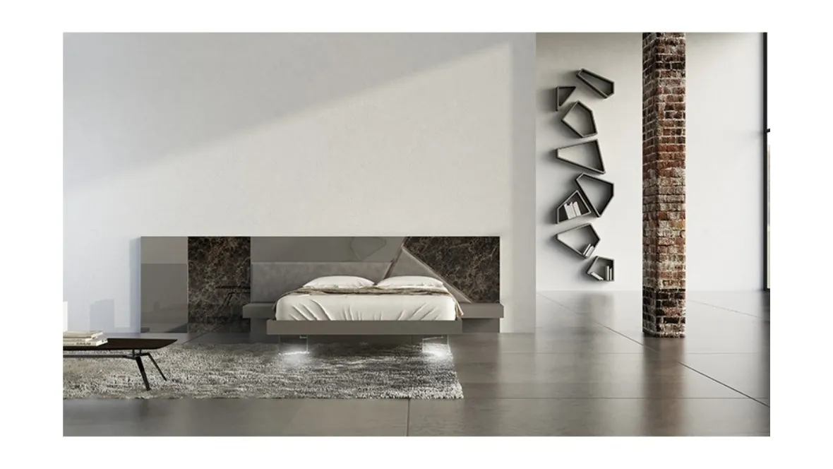 Letto con testiera in laccato opaco, ceramica e bronzo graffiato Alicante di Voltan