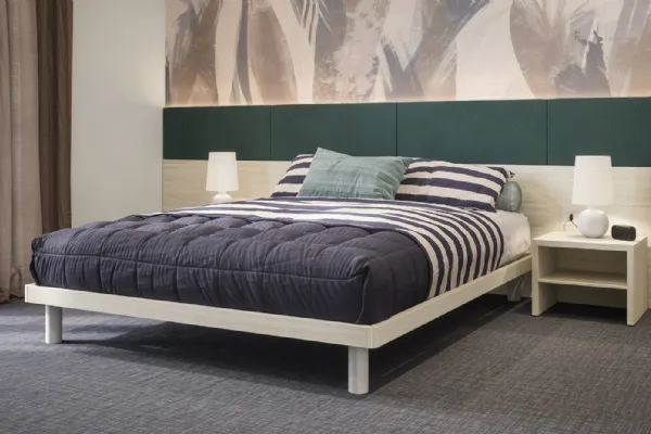 Letto in melaminico Olmo Shade con testiera a muro Arnad di Cinquanta3