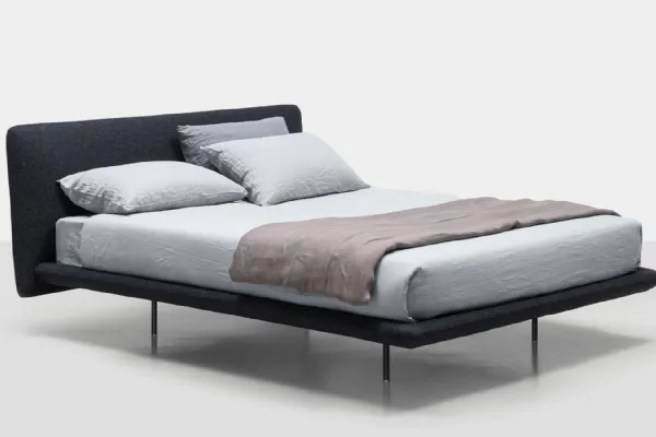 Letto con testiera arrotondata in tessuto e piedini in metallo Clapis di Md House