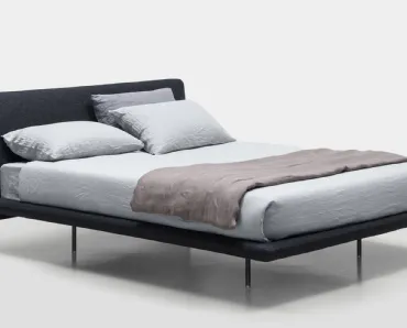Letto con testiera arrotondata in tessuto e piedini in metallo Clapis di Md House