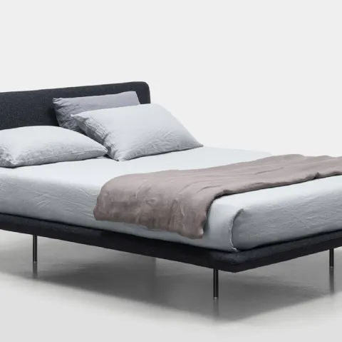 Letto con testiera arrotondata in tessuto e piedini in metallo Clapis di Md House