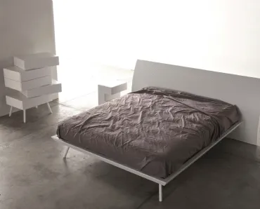 Letto in laccato bianco opaco con incisione My Love 01 di Voltan